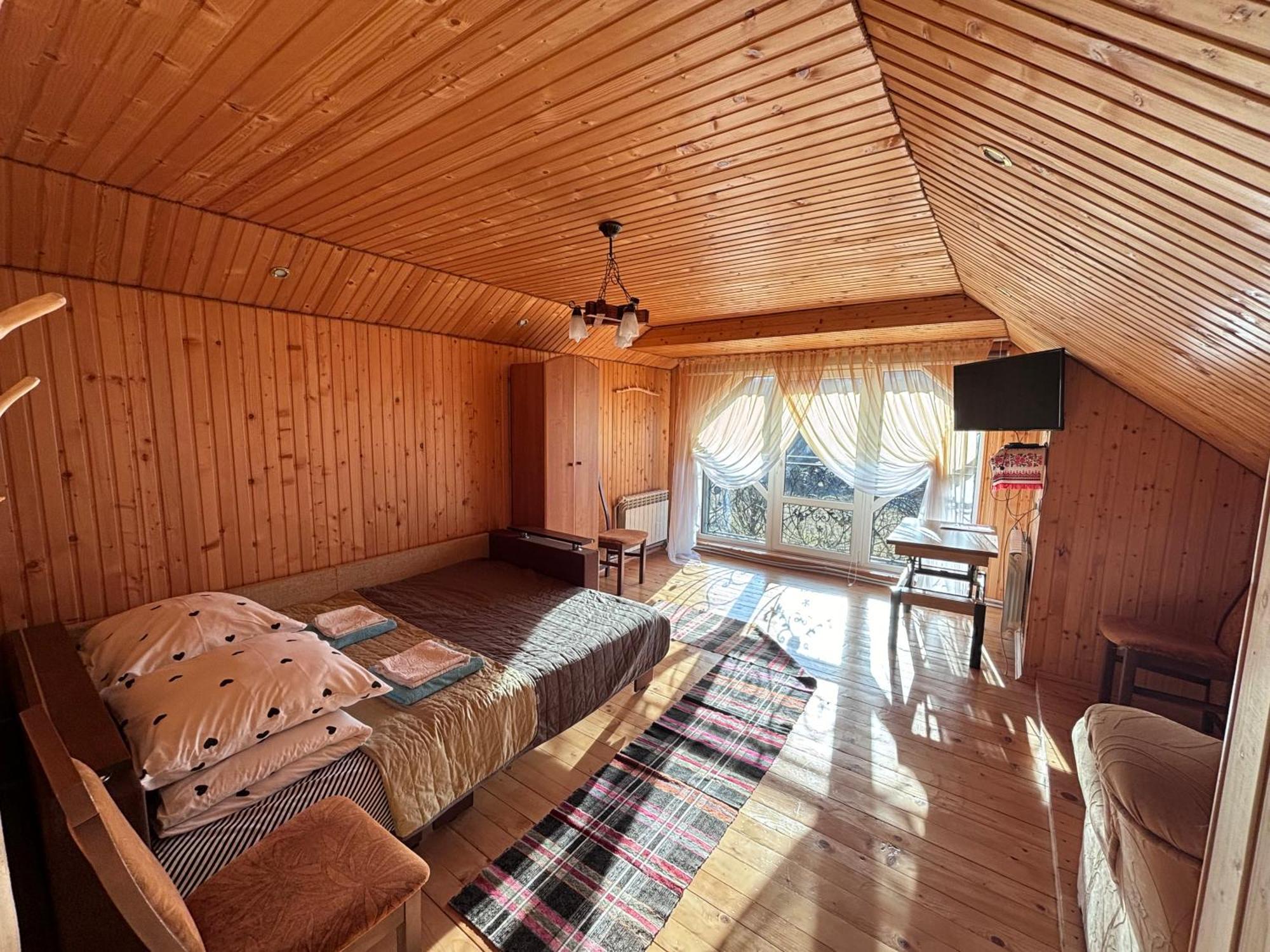 Gostynna Rodyna Hotel Izki Buitenkant foto