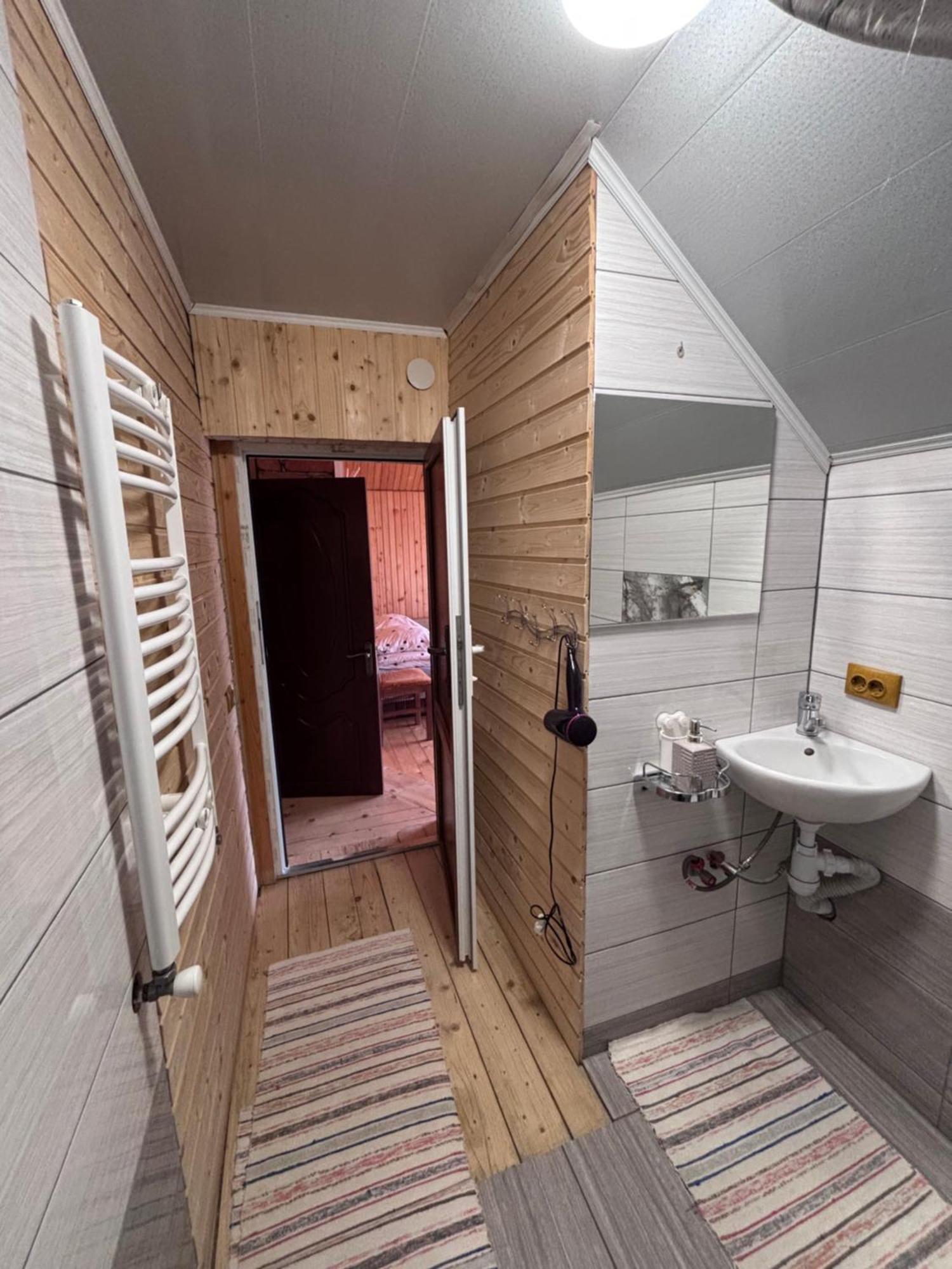 Gostynna Rodyna Hotel Izki Buitenkant foto
